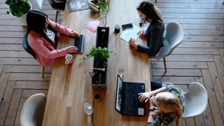 Employee Receives Warning Mail On Excess Use Of Netflix, Ajio And Other Websites During Work Hours | Internet Reacts